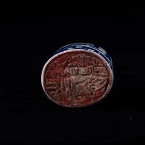 Sigillo in porcellana bianca e blu con figura di saggio, iscrizioni e decori floreali, Cina Dinastia Qing, XIX secolo  - Asta Arte Orientale   - Associazione Nazionale - Case d'Asta italiane