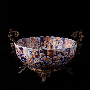 Ciotola in porcellana Imari con decori floreali e soggetti naturalistici entro riserve, Giappone, periodo Meiji (1868-1912)  - Asta Arte Orientale   - Associazione Nazionale - Case d'Asta italiane
