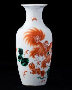 Vaso in porcellana con figura di cane di Pho e iscrizioni, Cina Dinastia Qing, XIX secolo  - Asta Arte Orientale   - Associazione Nazionale - Case d'Asta italiane