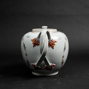 Teiera in porcellana con decoro floreale, Cina, Dinastia Qing, epoca Qianlong (1736-1796)  - Asta Arte Orientale   - Associazione Nazionale - Case d'Asta italiane