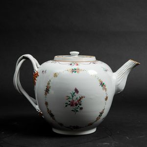 Teiera in porcellana con decoro floreale, Cina, Dinastia Qing, epoca Qianlong (1736-1796)  - Asta Arte Orientale   - Associazione Nazionale - Case d'Asta italiane