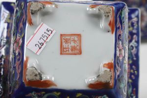 Coppia di giardiniere in porcellana a smalti policromi con decoro a fiori di loto su fondo blu, Cina, Dinastia Qing, XIX secolo  - Asta Arte Orientale   - Associazione Nazionale - Case d'Asta italiane