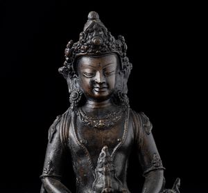 Figura di Avalokitesvara in bronzo seduta su fiore di loto, Tibet, XIX secolo  - Asta Arte Orientale   - Associazione Nazionale - Case d'Asta italiane