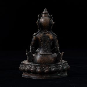 Figura di Avalokitesvara in bronzo seduta su fiore di loto, Tibet, XIX secolo  - Asta Arte Orientale   - Associazione Nazionale - Case d'Asta italiane