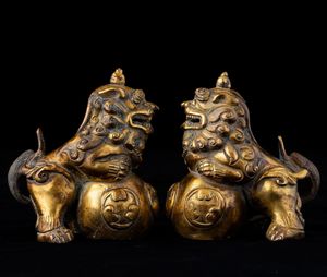 Due figure di draghi in bronzo dorato, Cina, Dinastia Qing, XIX secolo  - Asta Arte Orientale   - Associazione Nazionale - Case d'Asta italiane