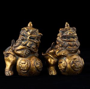 Due figure di draghi in bronzo dorato, Cina, Dinastia Qing, XIX secolo  - Asta Arte Orientale   - Associazione Nazionale - Case d'Asta italiane