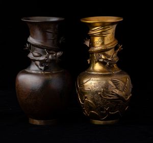 Due vasi diversi in bronzo con figura di drago a rilievo, decori incisi e niellati, Cina, XX secolo  - Asta Arte Orientale   - Associazione Nazionale - Case d'Asta italiane