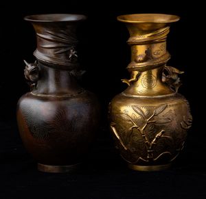 Due vasi diversi in bronzo con figura di drago a rilievo, decori incisi e niellati, Cina, XX secolo  - Asta Arte Orientale   - Associazione Nazionale - Case d'Asta italiane