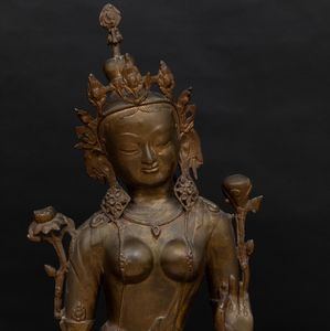 Grande figura in bronzo raffigurante Amitaya stante, Tibet, XX secolo  - Asta Arte Orientale   - Associazione Nazionale - Case d'Asta italiane