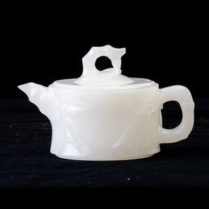 Piccola teiera scolpita in giada bianca, Cina, XX secolo  - Asta Arte Orientale   - Associazione Nazionale - Case d'Asta italiane