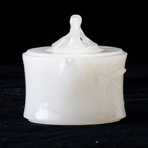 Piccola teiera scolpita in giada bianca, Cina, XX secolo  - Asta Arte Orientale   - Associazione Nazionale - Case d'Asta italiane