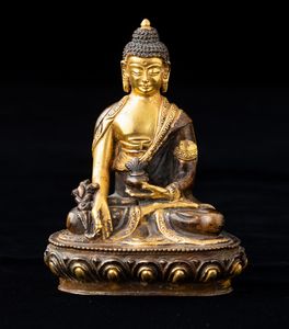 Figura di Buddha Sakyamuni seduto su doppio fiore di loto in bronzo parzialmente dorato, Cina, XX secolo  - Asta Arte Orientale   - Associazione Nazionale - Case d'Asta italiane