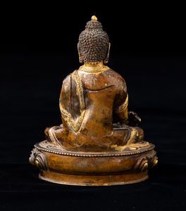 Figura di Buddha Sakyamuni seduto su doppio fiore di loto in bronzo parzialmente dorato, Cina, XX secolo  - Asta Arte Orientale   - Associazione Nazionale - Case d'Asta italiane