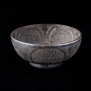 Ciotola in argento con decori incisi e a trafori raffiguranti racemi vegetali e simboli taoisti, Cina, Dinastia Qing, XIX secolo  - Asta Arte Orientale   - Associazione Nazionale - Case d'Asta italiane