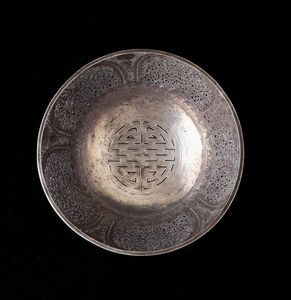 Ciotola in argento con decori incisi e a trafori raffiguranti racemi vegetali e simboli taoisti, Cina, Dinastia Qing, XIX secolo  - Asta Arte Orientale   - Associazione Nazionale - Case d'Asta italiane