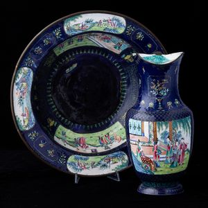 Versatoio e catino in smalto con scene di vita comune entro riserve e decori naturalistici su fondo blu, Canton, Cina, Dinastia Qing, XIX secolo  - Asta Arte Orientale   - Associazione Nazionale - Case d'Asta italiane