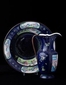 Versatoio e catino in smalto con scene di vita comune entro riserve e decori naturalistici su fondo blu, Canton, Cina, Dinastia Qing, XIX secolo  - Asta Arte Orientale   - Associazione Nazionale - Case d'Asta italiane