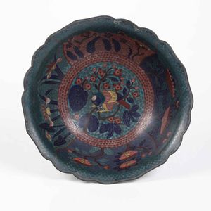 Ciotola in smalto con soggetti naturalistici entro riserve e decori floreali, Cina, Dinastia Qing, XIX secolo  - Asta Arte Orientale   - Associazione Nazionale - Case d'Asta italiane