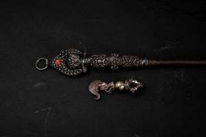 Strumenti rituali in argento e pietre dure, Tibet, XIX secolo  - Asta Arte Orientale   - Associazione Nazionale - Case d'Asta italiane