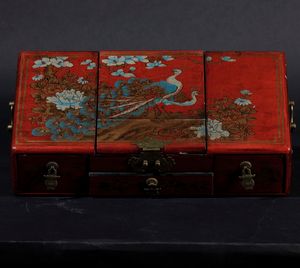 Piccola valigetta da viaggio in legno laccato con specchio e figure di pavoni, Cina, XX secolo  - Asta Arte Orientale   - Associazione Nazionale - Case d'Asta italiane