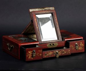 Piccola valigetta da viaggio in legno laccato con specchio e figure di pavoni, Cina, XX secolo  - Asta Arte Orientale   - Associazione Nazionale - Case d'Asta italiane