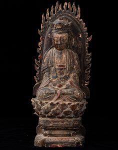 Figura di Buddha Amitayus seduto su fiore di loto entro aura scolpito in legno con tracce di policromia, Cina, probabilmente Dinastia Ming  - Asta Arte Orientale   - Associazione Nazionale - Case d'Asta italiane