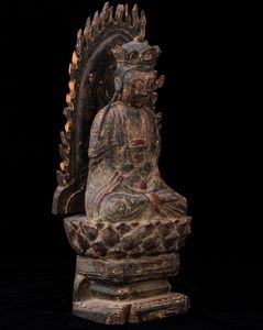 Figura di Buddha Amitayus seduto su fiore di loto entro aura scolpito in legno con tracce di policromia, Cina, probabilmente Dinastia Ming  - Asta Arte Orientale   - Associazione Nazionale - Case d'Asta italiane