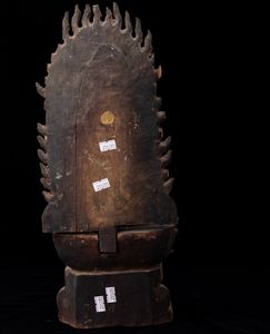 Figura di Buddha Amitayus seduto su fiore di loto entro aura scolpito in legno con tracce di policromia, Cina, probabilmente Dinastia Ming  - Asta Arte Orientale   - Associazione Nazionale - Case d'Asta italiane