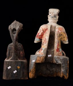 Due figure di dignitari intagliati in legno con tracce di policromia, Cina, probabilmente Dinastia Ming  - Asta Arte Orientale   - Associazione Nazionale - Case d'Asta italiane