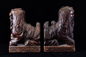 Coppia di Cani di Pho scolpiti in legno, Cina, Dinastia Qing, XIX secolo  - Asta Arte Orientale   - Associazione Nazionale - Case d'Asta italiane