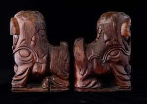 Coppia di Cani di Pho scolpiti in legno, Cina, Dinastia Qing, XIX secolo  - Asta Arte Orientale   - Associazione Nazionale - Case d'Asta italiane
