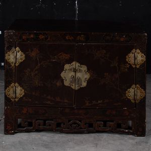 Cabinet basso in legno laccato con soggetti naturalistici e decori floreali lumeggiati in colo oro, Cina, Dinastia Qing, XIX secolo  - Asta Arte Orientale   - Associazione Nazionale - Case d'Asta italiane