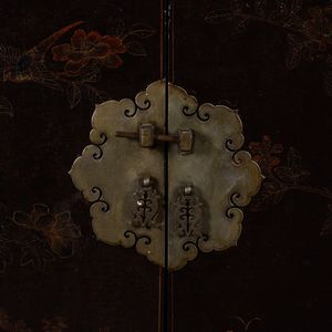 Cabinet basso in legno laccato con soggetti naturalistici e decori floreali lumeggiati in colo oro, Cina, Dinastia Qing, XIX secolo  - Asta Arte Orientale   - Associazione Nazionale - Case d'Asta italiane