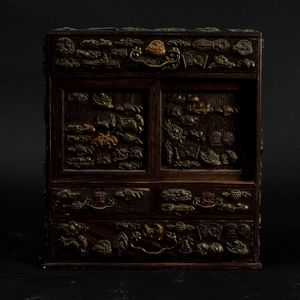 Piccolo stipo in legno decorato con elementi naturalistici applicati in bronzo, Cina, Giappone, XIX secolo  - Asta Arte Orientale   - Associazione Nazionale - Case d'Asta italiane