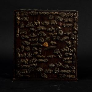 Piccolo stipo in legno decorato con elementi naturalistici applicati in bronzo, Cina, Giappone, XIX secolo  - Asta Arte Orientale   - Associazione Nazionale - Case d'Asta italiane