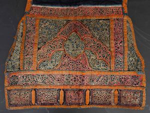 Tessuto finemente ricamato in seta con decori vegetali, Cina, Dinastia Qing, XIX secolo  - Asta Arte Orientale   - Associazione Nazionale - Case d'Asta italiane