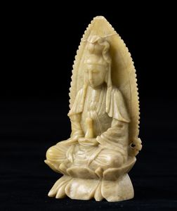 Figura di Guanyin entro aura seduta su doppio fiore di loto in saponaria, Cina, XX secolo  - Asta Arte Orientale   - Associazione Nazionale - Case d'Asta italiane