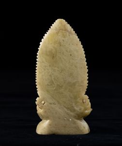 Figura di Guanyin entro aura seduta su doppio fiore di loto in saponaria, Cina, XX secolo  - Asta Arte Orientale   - Associazione Nazionale - Case d'Asta italiane