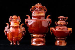 Tre vasi con coperchio scolpiti in agata, Cina, XX secolo  - Asta Arte Orientale   - Associazione Nazionale - Case d'Asta italiane