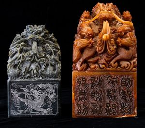 Due sigilli scolpiti in pietra dura con figure di draghi e iscrizioni, Cina, XX secolo  - Asta Arte Orientale   - Associazione Nazionale - Case d'Asta italiane