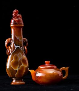 Lotto composto da vaso con coperchio e teiera scolpiti in agata, Cina, XX secolo  - Asta Arte Orientale   - Associazione Nazionale - Case d'Asta italiane