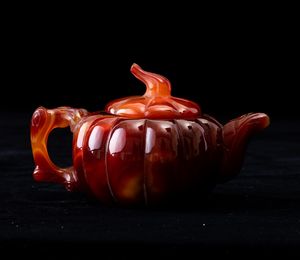 Coppia di teiere scolpite in agata a foggia di zucca, Cina, XX secolo  - Asta Arte Orientale   - Associazione Nazionale - Case d'Asta italiane