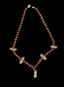 Collana con perle scolpite in giada ed elementi a foggia di fruttini, Cina, XX secolo  - Asta Arte Orientale   - Associazione Nazionale - Case d'Asta italiane