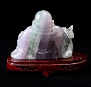 Figura di Budai seduto scolpita in quarzo, Cina, XX secolo  - Asta Arte Orientale   - Associazione Nazionale - Case d'Asta italiane