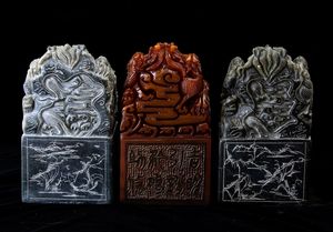 Tre sigilli scolpiti in pietra dura con draghi e iscrizioni, Cina, XX secolo  - Asta Arte Orientale   - Associazione Nazionale - Case d'Asta italiane