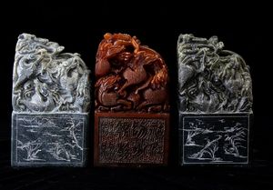 Tre sigilli scolpiti in pietra dura con draghi e iscrizioni, Cina, XX secolo  - Asta Arte Orientale   - Associazione Nazionale - Case d'Asta italiane