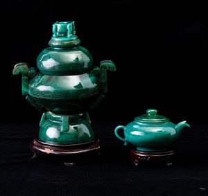 Vaso con coperchio e una teiera scolpiti in pietra dura verde, Cina, XX secolo  - Asta Arte Orientale   - Associazione Nazionale - Case d'Asta italiane