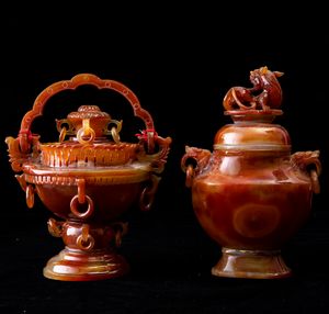 Lotto composto da sei vasi diversi con coperchio scolpiti in agata, Cina, XX secolo  - Asta Arte Orientale   - Associazione Nazionale - Case d'Asta italiane