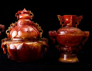 Lotto composto da sei vasi diversi con coperchio scolpiti in agata, Cina, XX secolo  - Asta Arte Orientale   - Associazione Nazionale - Case d'Asta italiane