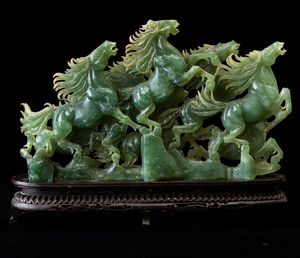 Gruppo in giadeite verde con cavalli, Cina, XX secolo  - Asta Arte Orientale   - Associazione Nazionale - Case d'Asta italiane